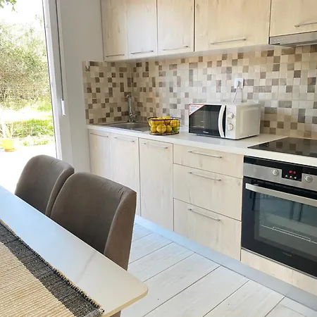 Yvonne's House خانيا